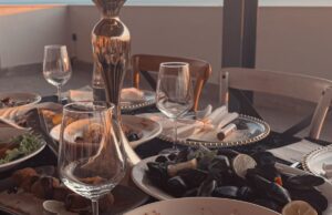 A është shtrenjtë të hash në restorant në Shqipëri? Krahasimi me rajonin dhe Europën