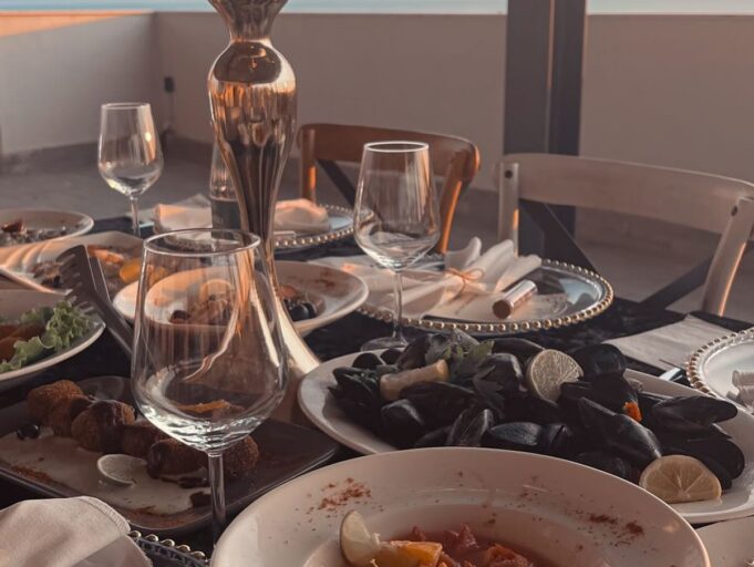A është shtrenjtë të hash në restorant në Shqipëri? Krahasimi me rajonin dhe Europën