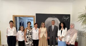 Ambasadori i Azerbajxhanit viziton Bibliotekën e Fierit – Premton mbështetje dhe bashkëpunim kulturor