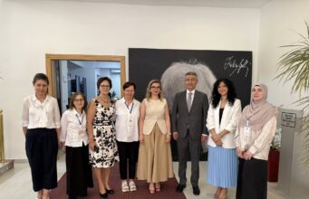 Ambasadori i Azerbajxhanit viziton Bibliotekën e Fierit – Premton mbështetje dhe bashkëpunim kulturor