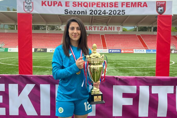 “Më presin sfida të reja”/ Portierja Antigoni Hyska largohet nga Apolonia, falenderon për mbështetjen gjatë viteve
