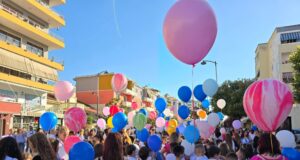 Fëmijët pushtojnë qytetin me paradë plot ngjyra dhe gëzim (Foto)