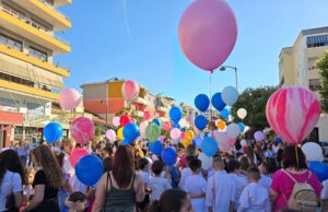 Fëmijët pushtojnë qytetin me paradë plot ngjyra dhe gëzim (Foto)