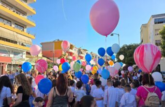 Fëmijët pushtojnë qytetin me paradë plot ngjyra dhe gëzim (Foto)