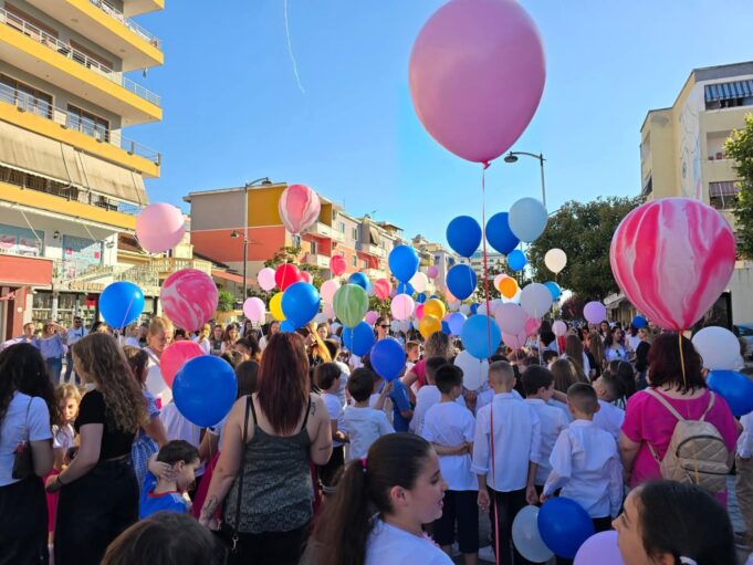 Fëmijët pushtojnë qytetin me paradë plot ngjyra dhe gëzim (Foto)
