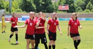 Futbollistja fierake Xhesika Ndoj shkëlqen me trigolësh, Shqipëria mposht Rumaninë