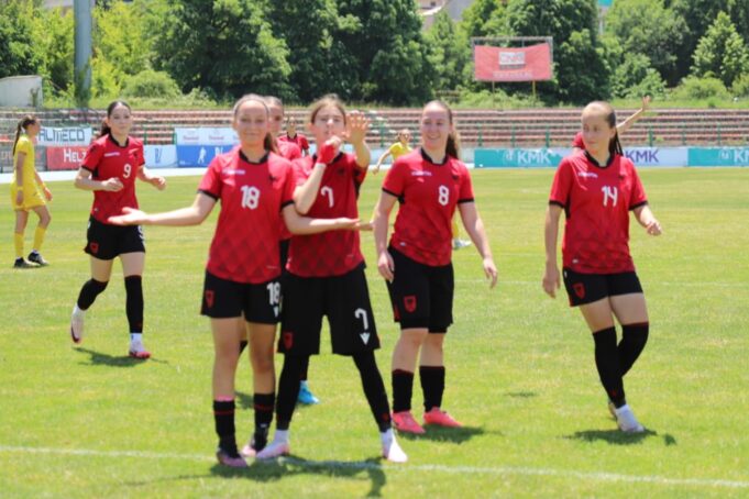 Futbollistja fierake Xhesika Ndoj shkëlqen me trigolësh, Shqipëria mposht Rumaninë