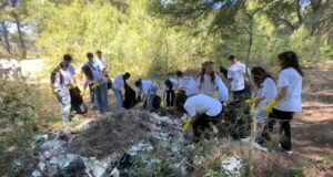 Dhjetëra vullnetarë në mbrojtje të natyrës, zona e ‘Pishë Poro’ pastrohet nga mbetjet