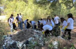 Dhjetëra vullnetarë në mbrojtje të natyrës, zona e ‘Pishë Poro’ pastrohet nga mbetjet