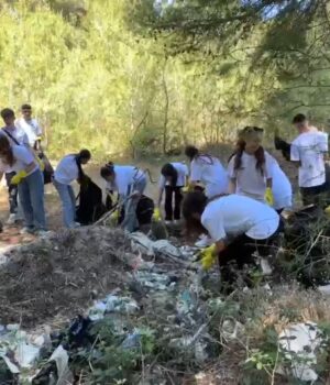 Dhjetëra vullnetarë në mbrojtje të natyrës, zona e ‘Pishë Poro’ pastrohet nga mbetjet