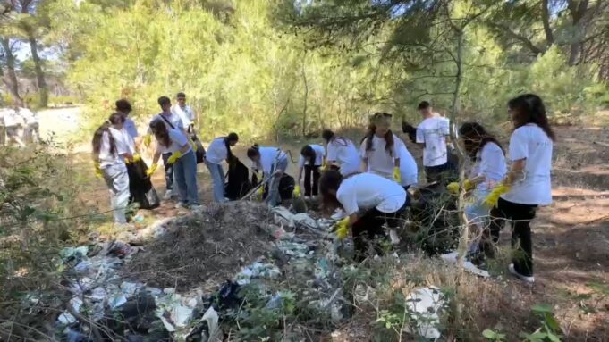 Dhjetëra vullnetarë në mbrojtje të natyrës, zona e ‘Pishë Poro’ pastrohet nga mbetjet