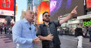 Jurgeni, djali fierak i cili reklamon në ekranet gjigande të Times Square