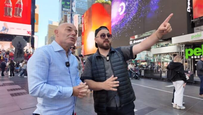 Jurgeni, djali fierak i cili reklamon në ekranet gjigande të Times Square