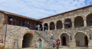Subashi: Apolonia antike, gjithnjë e më shumë në vëmendjen e turistëve nga e gjithë bota (Video)