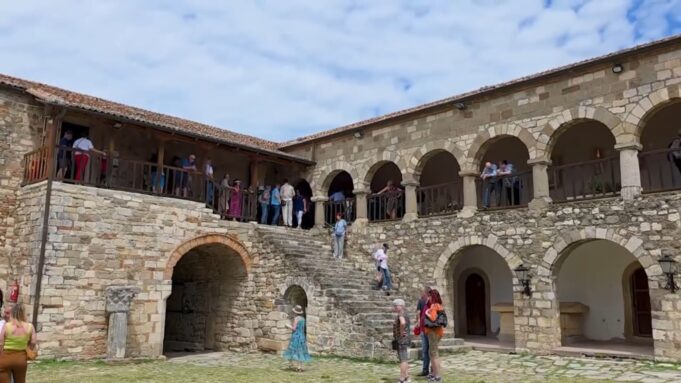 Subashi: Apolonia antike, gjithnjë e më shumë në vëmendjen e turistëve nga e gjithë bota (Video)