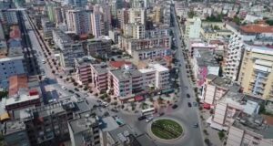 ‘Çmendurisë’ së çmimeve nuk i shpëton as Fieri! Një shtëpi me qira shkon 30 mijë lek/muaj! (Video)
