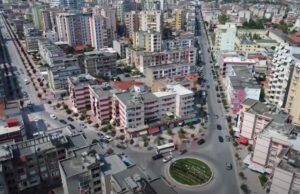 ‘Çmendurisë’ së çmimeve nuk i shpëton as Fieri! Një shtëpi me qira shkon 30 mijë lek/muaj! (Video)