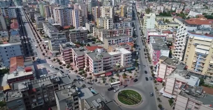 ‘Çmendurisë’ së çmimeve nuk i shpëton as Fieri! Një shtëpi me qira shkon 30 mijë lek/muaj! (Video)