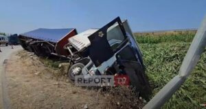 Fier/ Kamioni del nga rruga dhe përfundon i përmbysur në kanal