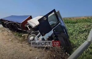 Fier/ Kamioni del nga rruga dhe përfundon i përmbysur në kanal