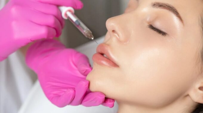 Bukuri apo shpërfytyrim? Vajzat po bëhen të gjitha njësoj, paralajmërojnë dermatologët