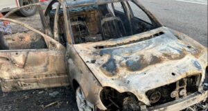 Përfshihet nga flakët makina në aksin Levan-Tepelenë, shpëtojnë mrekullisht çifti me dy fëmijë