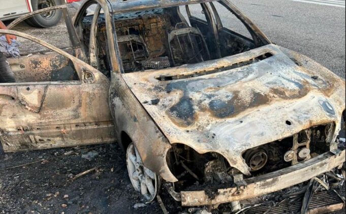 Përfshihet nga flakët makina në aksin Levan-Tepelenë, shpëtojnë mrekullisht çifti me dy fëmijë