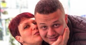 Burri polic i ndërroi jetë, mësuesja kërkon ndihmë: Po më shuhen përpara syve edhe dy djemtë nga sëmundja e rrallë