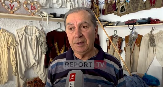 Koleksionisti 71-vjeçar nga Fieri ruan ‘thesare’, dyqani i vogël plot histori i Vasillaq Priftit (Video)