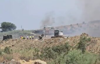 Zjarr në Sheqishtë të Roskovecit, tubat e ujit përfshihen nga flakët gjatë ngjitjes! Tymi mbulon zonën
