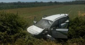 Aksident në autostradën Fier-Vlorë, taksia me turistët britanikë del nga rruga