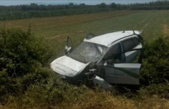Aksident në autostradën Fier-Vlorë, taksia me turistët britanikë del nga rruga