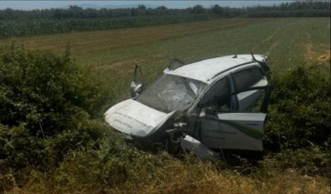Aksident në autostradën Fier-Vlorë, taksia me turistët britanikë del nga rruga