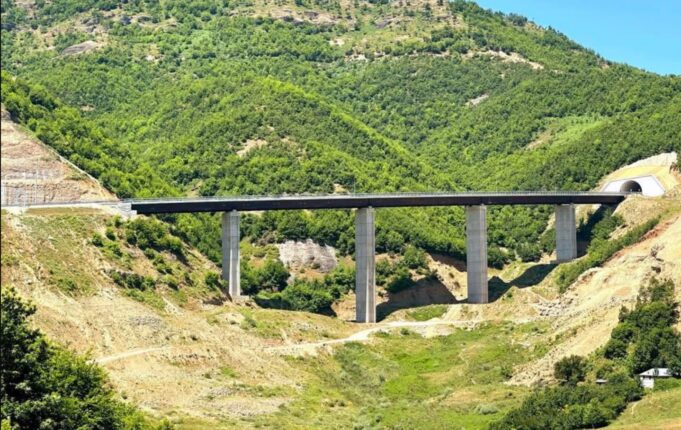 Rruga Qukës–Qafë Plloçë drejt përfundimit, udhëtimi Fier–Korçë bëhet më i shpejtë dhe më i lehtë