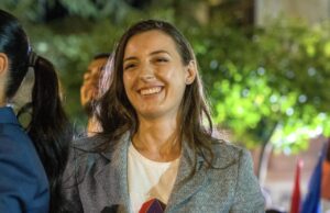 Zegjine Çaushi reagon për herë të parë pas dhurimit të mandatit të deputetes (Video)