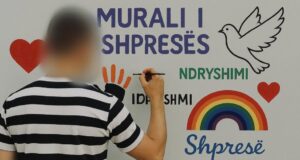 “Murali i Shpresës”, të dënuarit në Fier japin mesazhe paqeje