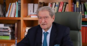 Berisha poston mesazhin e vëllait të policit që dhunoi kamerierin në Vlorë: I riu e ofendoi, klienti e qëlloi me pëllëmbë pasi u fye