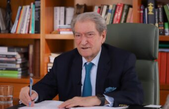 Berisha poston mesazhin e vëllait të policit që dhunoi kamerierin në Vlorë: I riu e ofendoi, klienti e qëlloi me pëllëmbë pasi u fye