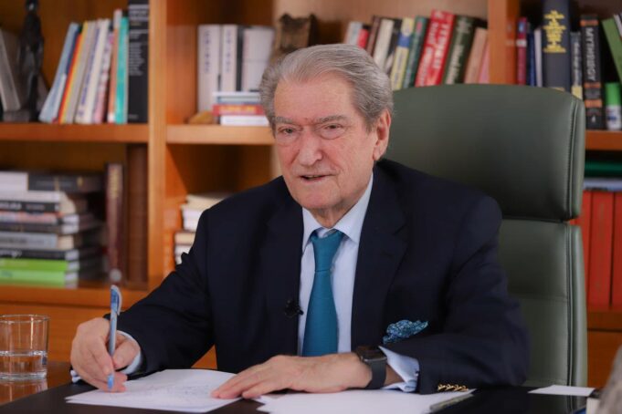 Berisha poston mesazhin e vëllait të policit që dhunoi kamerierin në Vlorë: I riu e ofendoi, klienti e qëlloi me pëllëmbë pasi u fye