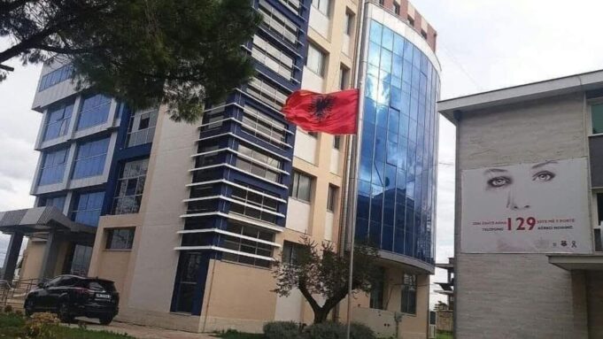Fier/ Dyshohen se kryen marrëdhënie me të miturën, nisin hetimet për dy adoleshentë! Në kërkim edhe një 30-vjeçar