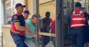 Babai “monstër” e pranon në Gjykatë: Kam abuzuar me vajzën time, akti ka ndodhur në makinë