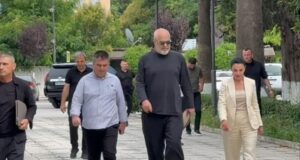 Kryeministri Rama mbërrin në Fier, takim me zyrtarët lokalë për lirimin e hapësirave publike
