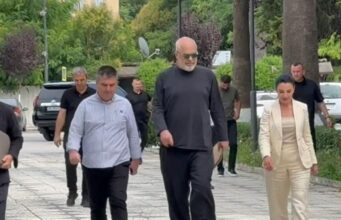 Kryeministri Rama mbërrin në Fier, takim me zyrtarët lokalë për lirimin e hapësirave publike