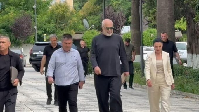 Kryeministri Rama mbërrin në Fier, takim me zyrtarët lokalë për lirimin e hapësirave publike