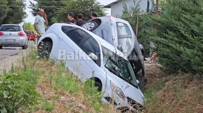 Aksident në aksin Fier-Roskovec, dy automjete përplasen dhe përfundojnë në kanal, plagosen dy persona