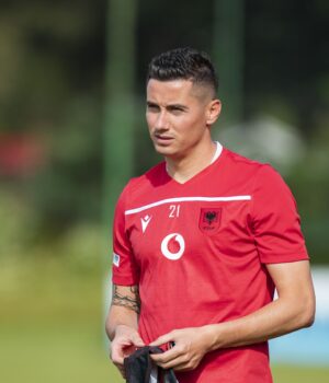Odise Roshi bëhet me skuadër të re/ Ja ku do të vazhdojë karrierën futbollisti fierak