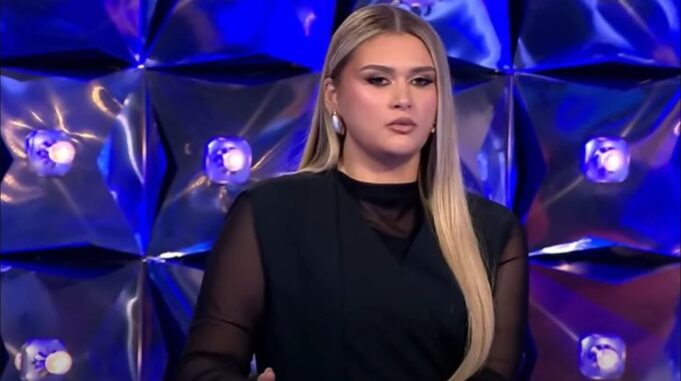 “Babai u afrua dhe më kërkoi të heshtja”, shkrimi i Neda Ballukut për ngjarjen tronditëse në Fier: Nuk dija kujt t’i besojë…