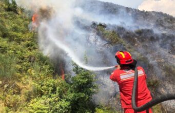 Situata e zjarreve në vend, Ministria e Mbrojtjes: Gjatë 24 orëve të fundit janë raportuar 29 vatra