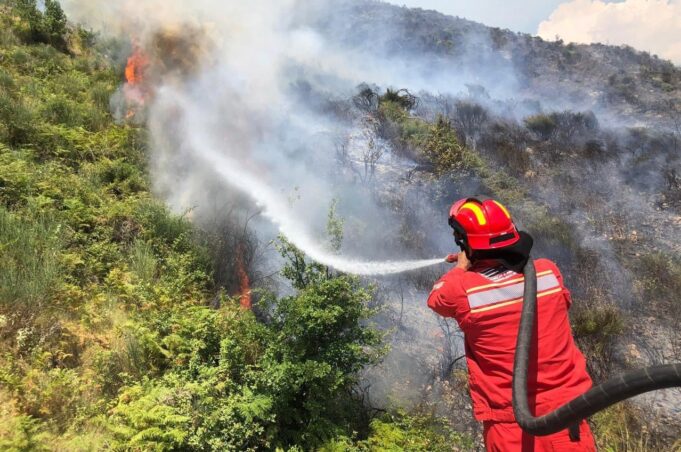 Situata e zjarreve në vend, Ministria e Mbrojtjes: Gjatë 24 orëve të fundit janë raportuar 29 vatra