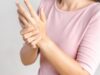 “Dhimbje e ngurtësi te duart”, shenja të fshehta të artritit reumatoid